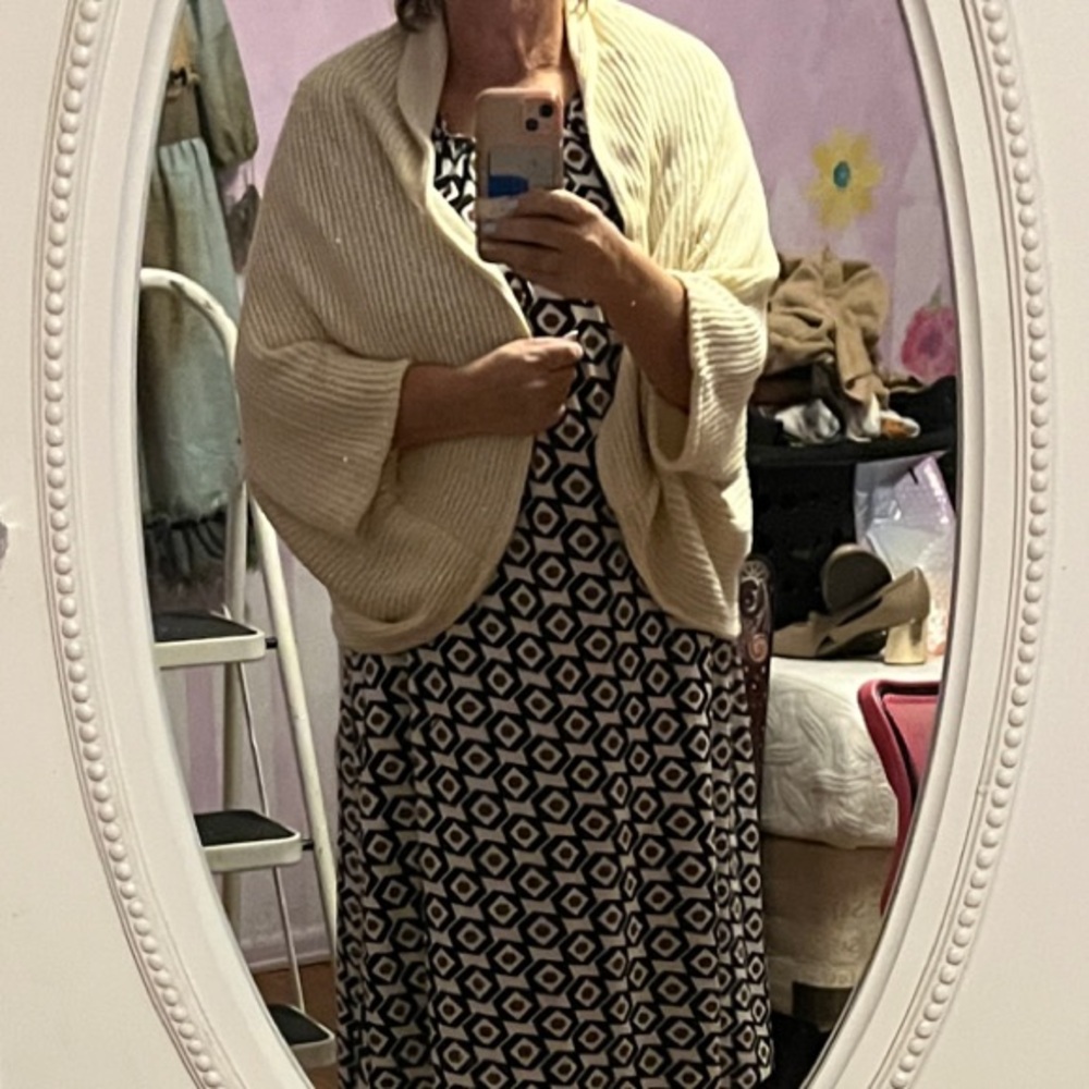 2 Chic Cream Women's Shrug